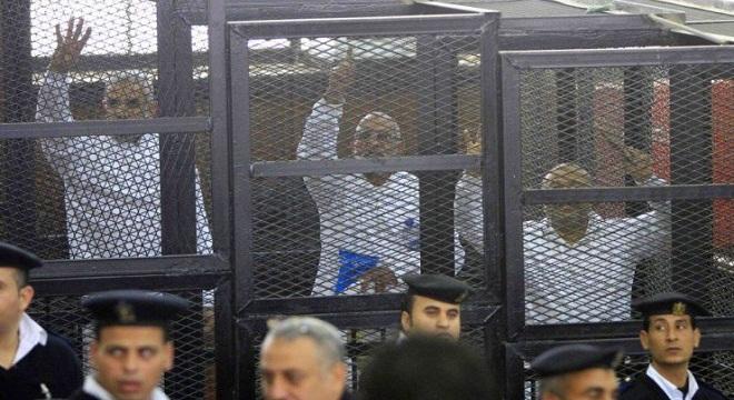 مصر : السجن المؤبد لمرشد الاخوان وعدد من قيادات التنظيم في قضية التخابر مع حماس 