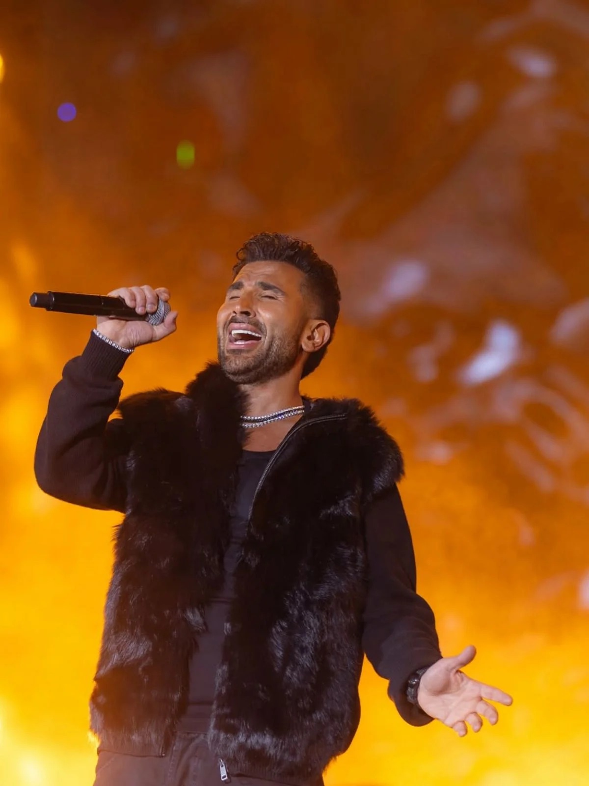 أحمد سعد يشوّق محبيه لحفلاته في أميركا خلال كأس العالم (فيديو)