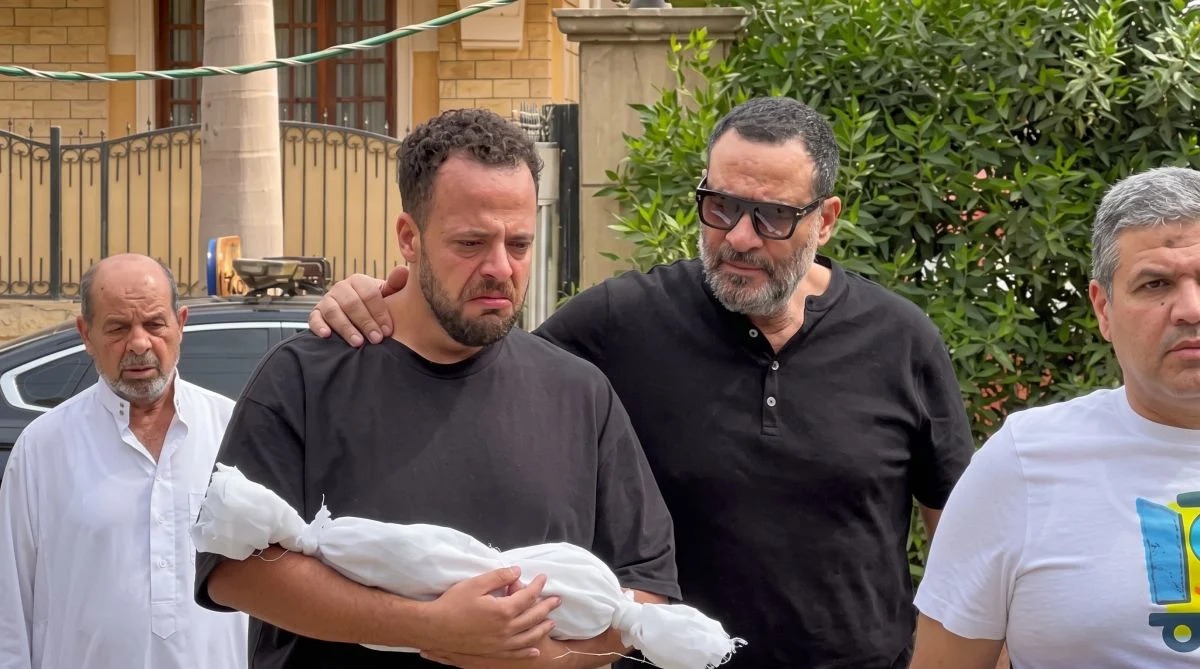 لقطات حزن من جنازة حفيد ماجد المصري ..  دعم الجد وحزن الأب (فيديو وصور)