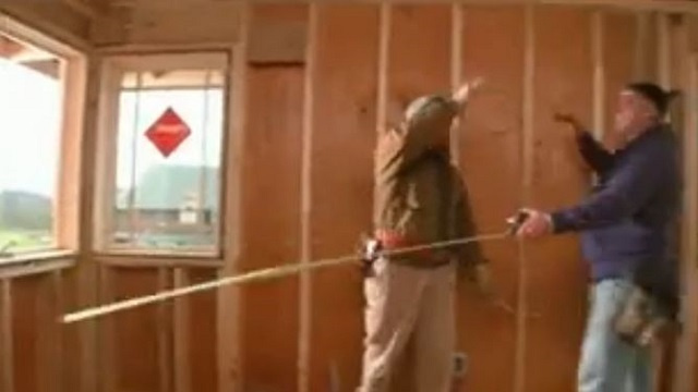 بالفيديو ..  عامل بناء امريكي يتحكم عن بعد بالاشياء بواسطة بكرة القياس