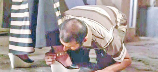 ادّعى أنه شرطي وأجبر شخصين على تقبيل قدمي امرأة اماراتية ..  تفاصيل 