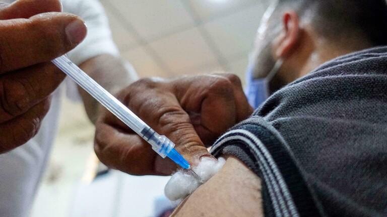 خبراء: الجرعة الثالثة من اللقاح غير ضرورية للجميع