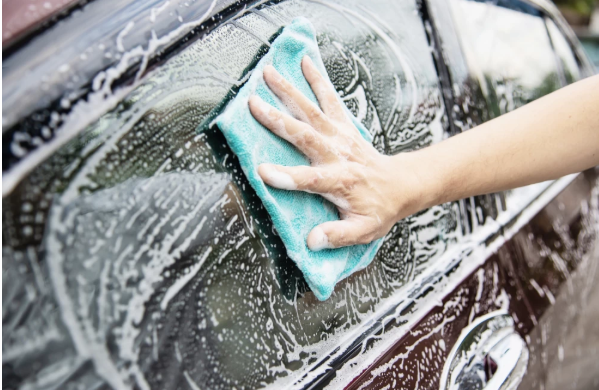 بعد 100 عام من الخدمة ..  إنهاء حقبة غسيل السيارات يدوياً في السعودية