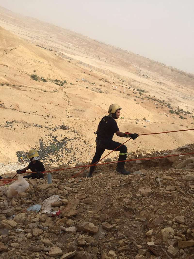 بالصور ..  "مدني الرياض" ينقذ عشرينياً علق في منحدر صخري