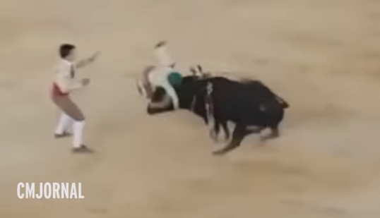بالفيديو ..  ثور هائج يقتل مصارعاً امام الجمهور +18