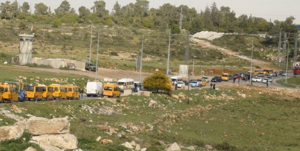 بالصور  .. الاحتلال الاسرائيلي يطلق الغاز والرصاص  بوجود القنصل البريطاني