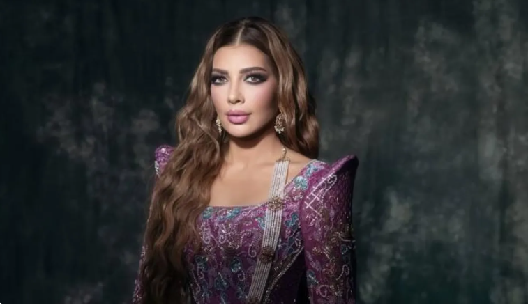 أصالة تخلع حذاءها على المسرح وتفاجئ الجمهور: هذا ليس شعري
