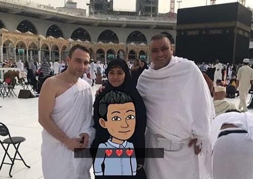 شيرين تؤدي العمرة