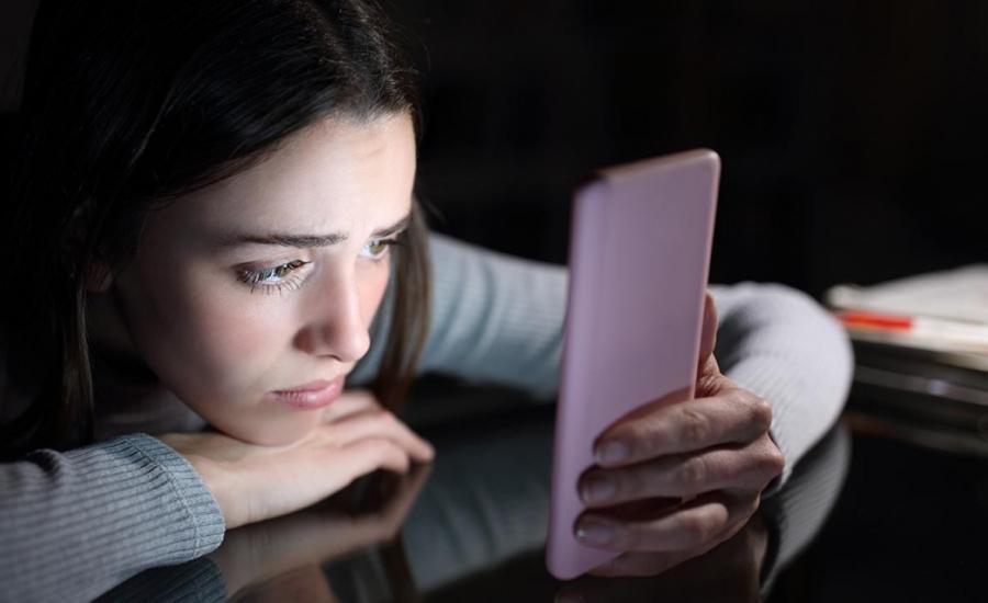 مسؤول طبي أمريكي يحذر: وسائل التواصل تضر بصحة الشباب