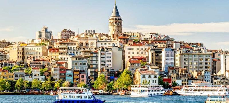 لأول مرة ..  سائحو أكبر مدينة تركية يتخطون عدد سكانها