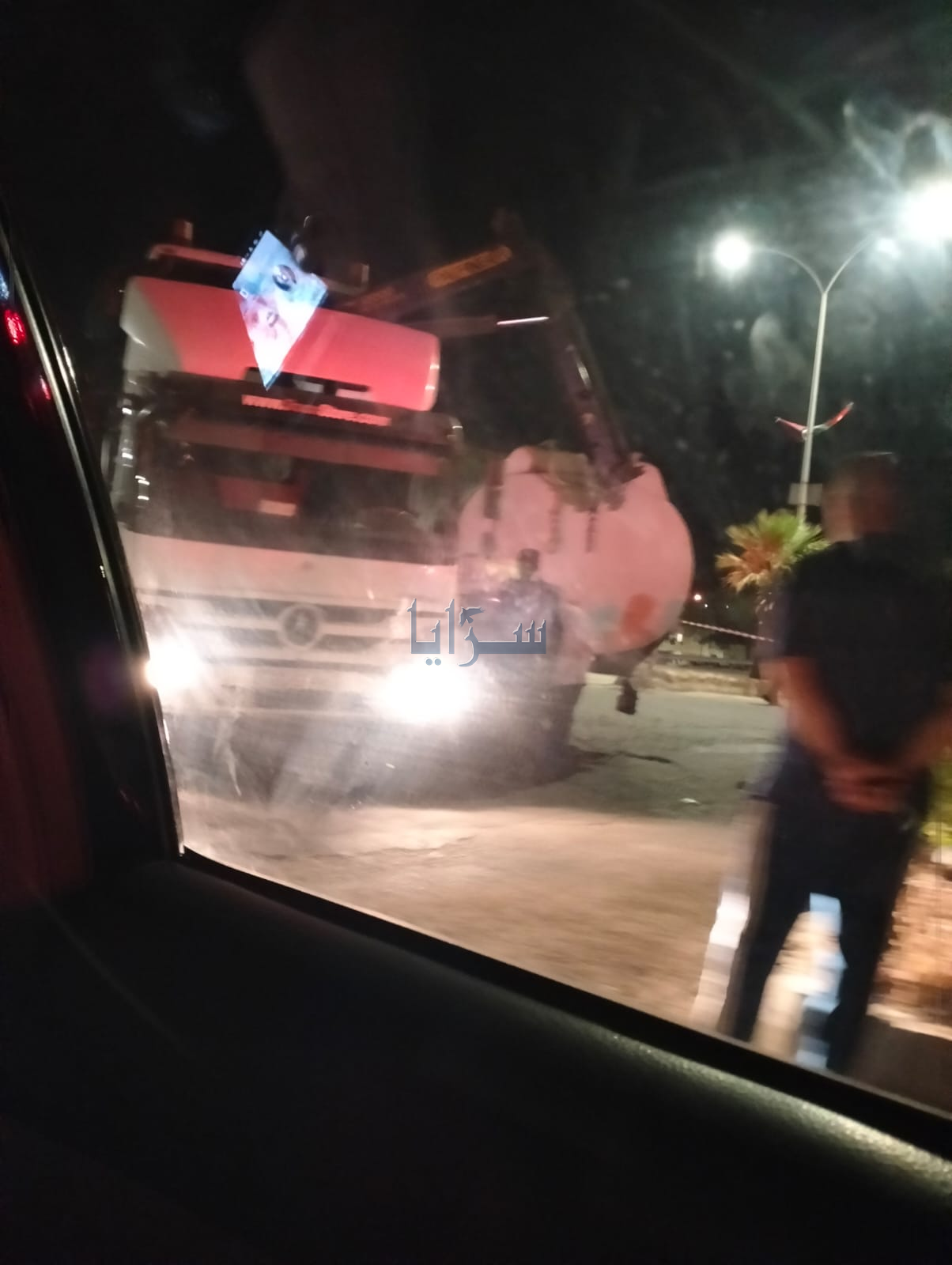 كوادر الدفاع المدني تتعامل مع انفصال صهريج محروقات في الشونة الشمالية  .. صور
