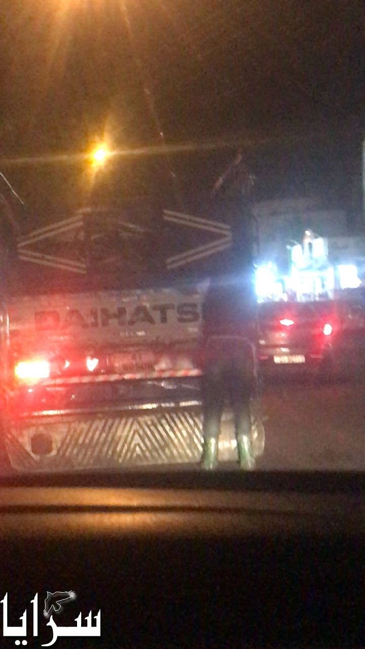 بالصور  .. اطفال يعرضون حياتهم للخطر و"يتشبثون" بمركبات أثناء مسيرها في منطقة حي نزال 