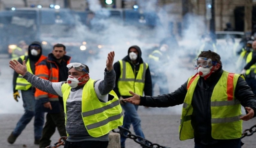 فرنسا ..  اعتقال المئات مع بدء احتجاجات «السترات الصفراء» العاشرة