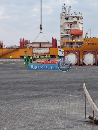 تفريغ شحنة صهاريج الكلورين من ظهر الباخرة في ميناء العقبة