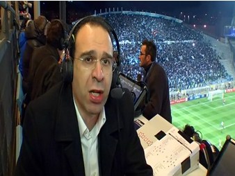 بالفيديو  ..  حسناء في المدرجات تربك عصام الشوالي ويتلعثم في التعليق