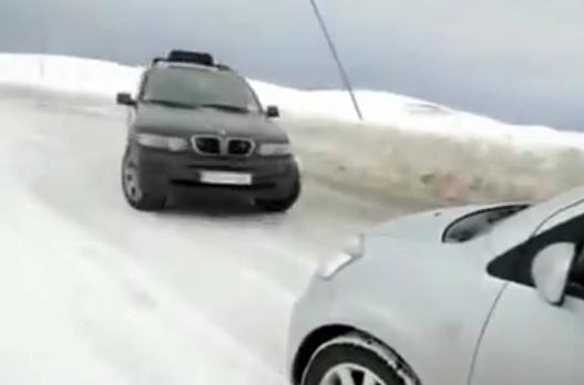 بالفيديو  ..  سعودي يصور حادث سير  بالصدفة اثناء فرحته بثلج الاردن