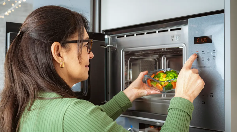 تحذير صحي جديد بشأن عبوات الطعام والميكروويف