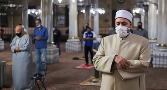 فاتتني صلاة وحضرت أخرى ولا أعلم أيهما أصلي أولاً ..  الأزهر يجيب