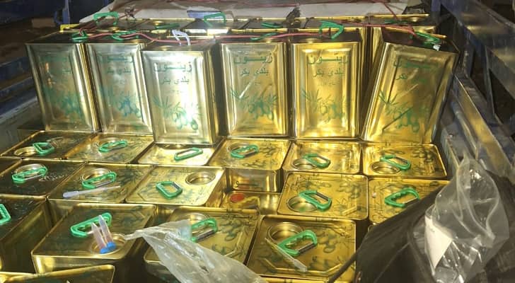 أنباء عن مداهمة منزل مالك معصرة في إربد وضبط كميات كبيرة من زيت الزيتون