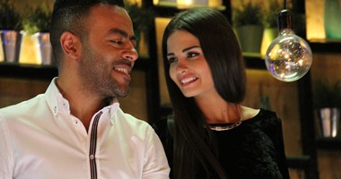 بالصور ..  تامر عاشور يقع فى حب المذيعة اللبنانية فى "قرش البحر" 