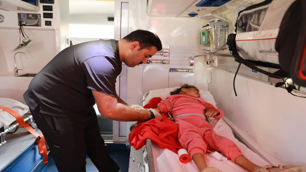 القوات المسلحة تقوم بإجلاء دفعة جديدة من أطفال غزة المرضى للعلاج في المملكة