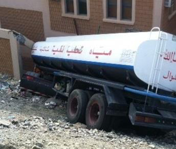 صور: شاحنة تقتحم مدرسة بنات بمكة