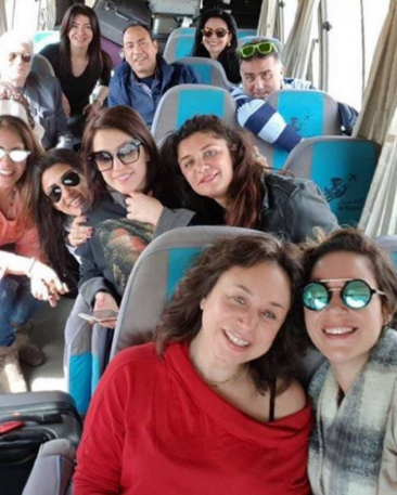 بالفيديو .. رقص 4 نجمات داخل باص يثير ضجة كبيرة