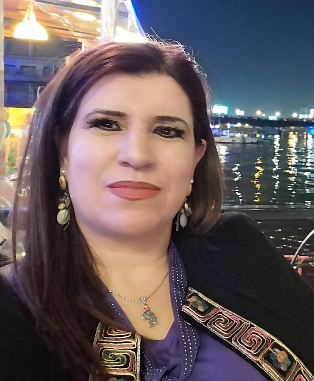 المرأة  ..  تلك البنفسجة الصغيرة  ..  المرأة ستبقى محور الأحاديث مهما طال الزمن