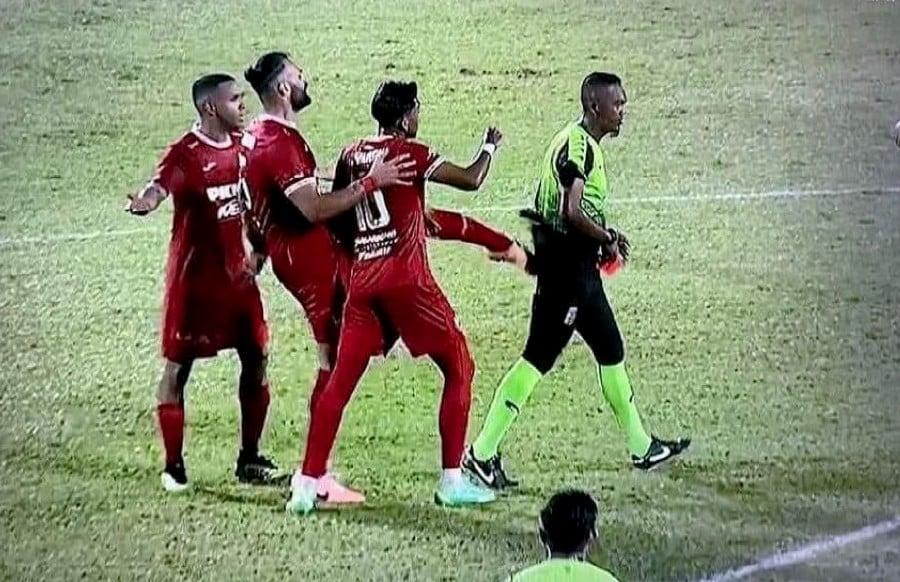 بعد تصرفه المتهور ..  سيلانجور الماليزي يفسخ عقد العرب