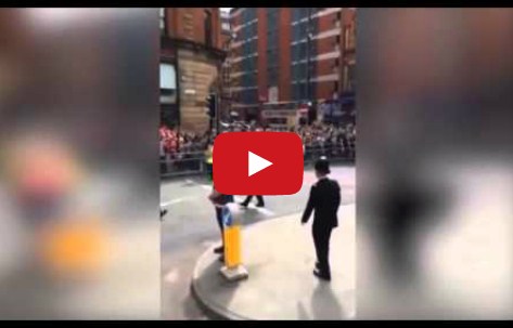 بالفيديو  ..  شرطية بريطانية  ترقص في وسط الشارع
