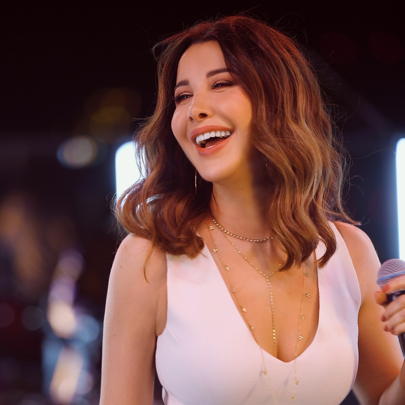 فيديو يُثير ضجة  ..  نانسي عجرم تقود السيارة وتغني بانسجام ..  شاهدوا عفويتها
