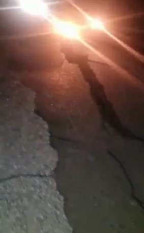 بالفيديو ..  شاهد تشقق وهبوط أحد الشوارع في تركيا نتيجة الزلزال