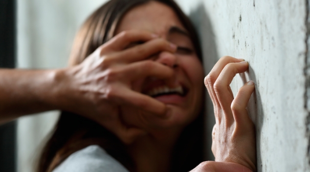 شرطي يعتدي على موظفة في مطار الكويت بوحشية حتى اغتصبها  ..  ورجال الأمن يضبطونه متلبسا  