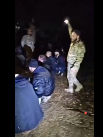 القبض على 12 ضابطا سابقا بجيش الاسد اثناء محاولتهم دخول سورية - فيديو