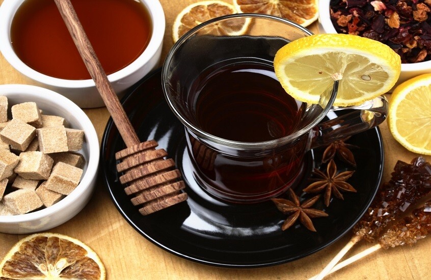 هل الشاي يهدئ أم ينبه؟ ..  طبيب يوضح الجرعات الآمنة وتأثيره على النوم