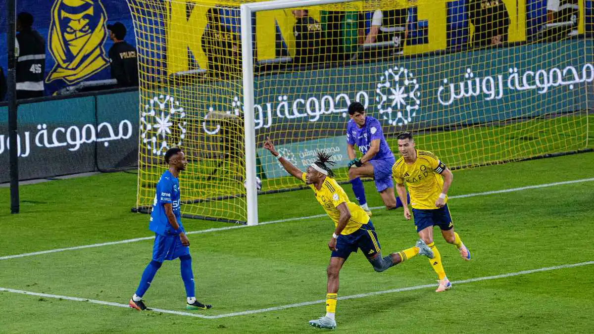ضربة جزاء وبطاقتان حمراوان ..  3 أخطاء فادحة لحكم مباراة النصر والهلال 