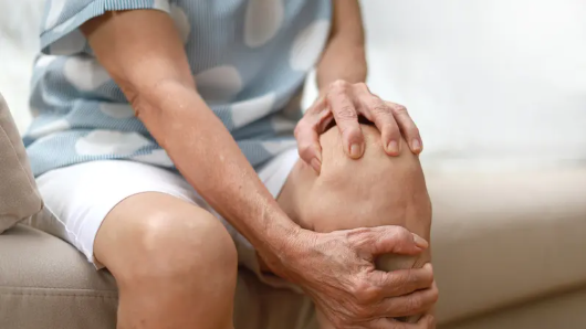 يتصدرها الكركم ..  أفضل 5 أطعمة تخفف أعراض التهاب المفاصل