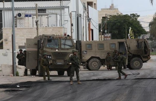 اصابة 11 فلسطينيا باقتحام جيش الاحتلال لنابلس