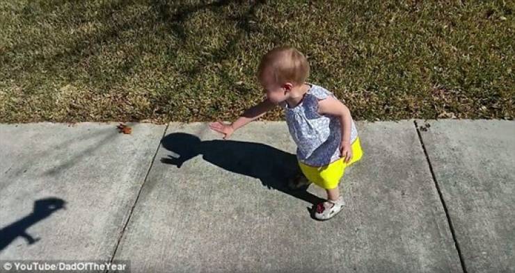 بالفيديو  .. رد فعل طفلة شاهدت ظل يد والدها!!