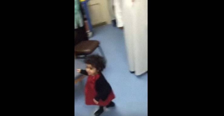 فيديو :ماذا فعل الملك سلمان لطفلة تلهو أمامه