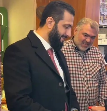 بالفيديو  ..  أحمد الشرع يزور أحد المحال التجارية بشارع المزة بعد شائعة تعرضه لحادث أمني