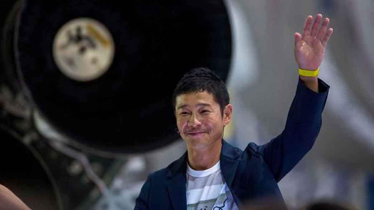 ملياردير ياباني يعتزم تنظيم رحلة سياحية للفضاء في 2023