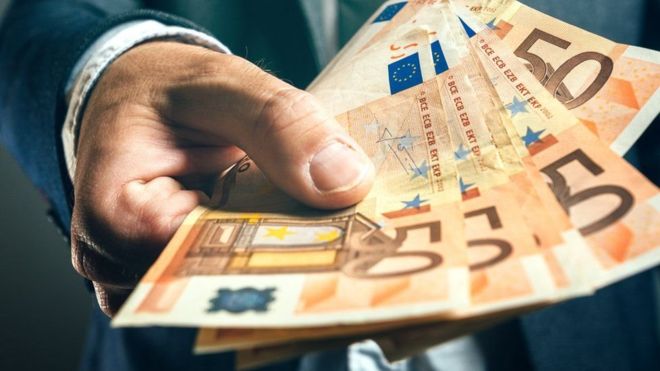 مدير بنك إيطالي يحول أكثر من مليون يورو من أرصدة الأغنياء للفقراء