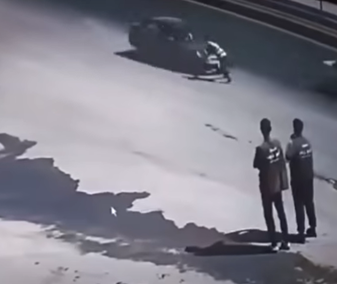 بالفيديو ..  شاب يتعرّض للدهس على أوتوستراد عمّان - الزرقاء أثناء تلويحه بصينية قهوة 