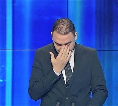 بالفيديو: مذيع تونسي ينهار من البكاء على الهواء أثناء إذاعة هذا الخبر