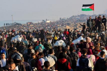 "إسرائيل" تتمسك بمقترح ترامب وشروطها لإنهاء الحرب ..  وآلاف الفلسطينيين يتظاهرون في غزة رفضا للتهجير وتمسكا بالأرض