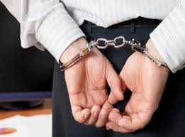 ضبط عشريني ينتحل صفة رجال الأمن ويسلب لاجئين سوريين