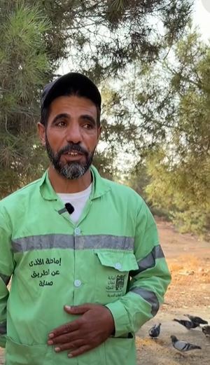 "بستنوني كل يوم ..  وما بقدر أتركهم جوعانين" ..  "محمد زهدي" يروي قصته مع إطعام الحمام والقطط - فيديو