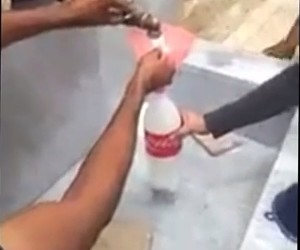 بالفيديو ..  قطري يضع في الشارع سبيلاً لحليب النوق بدلاً من الماء