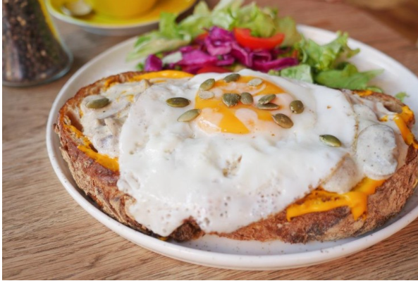 طريقة عمل ساندويش التوست بالبيض المقلي والشيدر